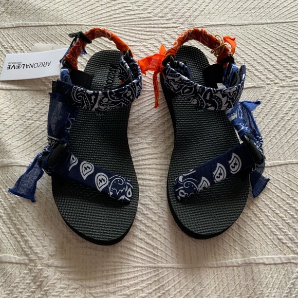 NWT• ARIZONA LOVE “Trekky Bandana” Print Sandals Size 37 - Picture 3 of 4